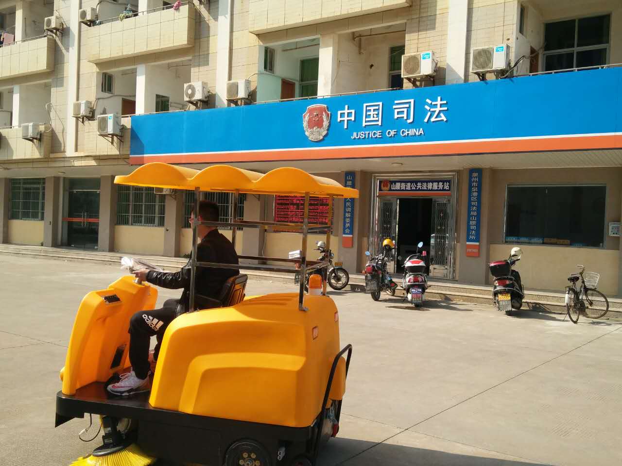 驚！一輛潔博士路面清掃機(jī)，惹得員工搶著干活？