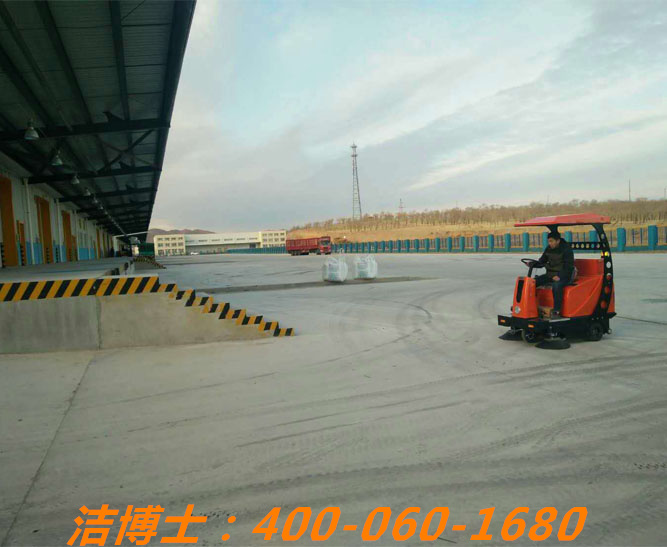 潔博士電動掃地車客戶案例——赤峰鐵發(fā)商貿(mào)集團有限公司 潔博士電動掃地車客戶案例——赤峰鐵發(fā)商貿(mào)集團有限公司